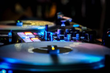 Karanlık gece kulübünde DJ vinil çalgıcıları, dans kulübünde parti, DJ ekipmanları, dağılmış 