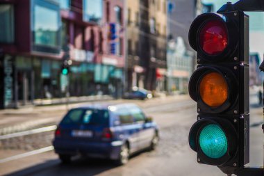 Şehirdeki sokak kavşağındaki yaya trafik ışığı.