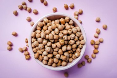 Kavanozda pişmemiş Türk bezelyeleri