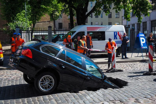 Машина упала в провал в Риге — стоковое фото