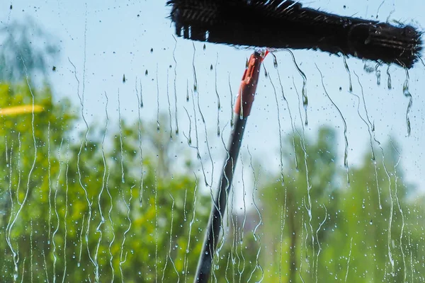 伸縮式水ブラシと洗浄システムを使用した窓清掃 — ストック写真