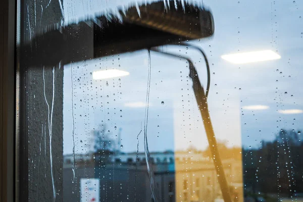 Nettoyage des fenêtres à l'aide d'une brosse télescopique et d'un système de lavage — Photo