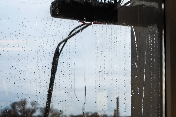 Nettoyage des fenêtres à l'aide d'une brosse télescopique et d'un système de lavage — Photo