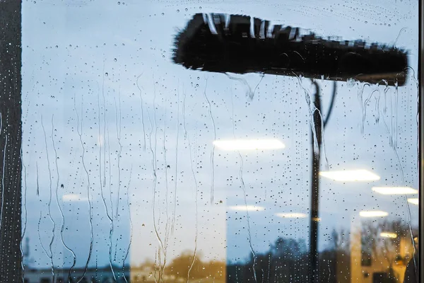 Nettoyage des fenêtres à l'aide d'une brosse télescopique et d'un système de lavage — Photo