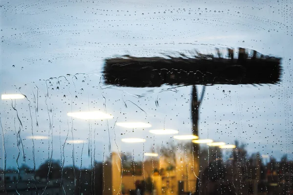 Limpieza de ventanas con cepillo telescópico de agua y sistema de lavado — Foto de Stock