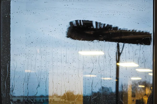 Teleskopik su fırçası ve yıkama sistemi kullanarak pencere temizliği — Stok fotoğraf