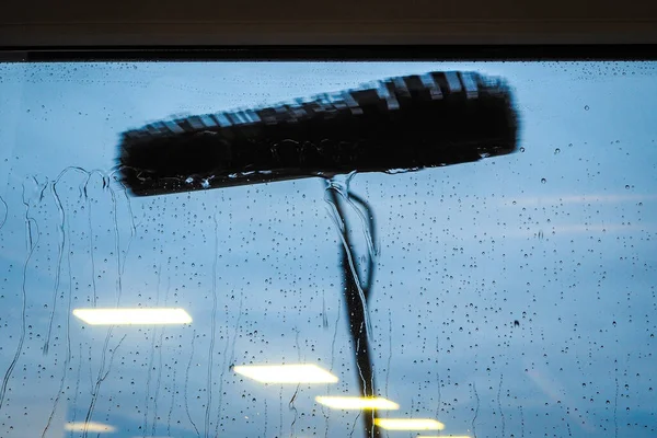 Čištění oken pomocí teleskopického kartáče a mycího systému — Stock fotografie