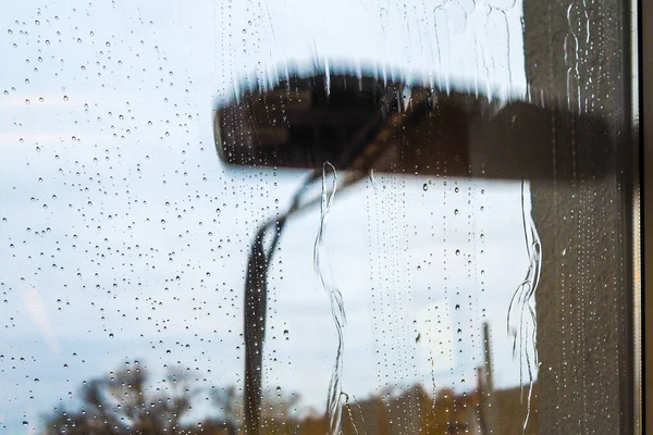 Nettoyage des fenêtres à l'aide d'une brosse télescopique et d'un système de lavage — Photo