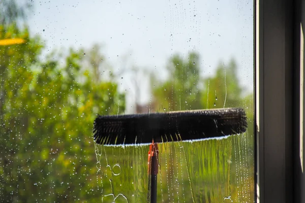 Limpieza de ventanas con cepillo telescópico de agua y sistema de lavado —  Fotos de Stock