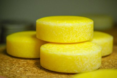 Renkli, katıksız şampuan çubukları, sıfır atık