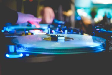 Karanlık gece kulübünde DJ vinil çalgıcıları, dans kulübünde parti, DJ ekipmanları, dağılmış 