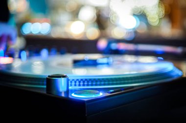 Karanlık gece kulübünde DJ vinil çalgıcıları, dans kulübünde parti, DJ ekipmanları, dağılmış 