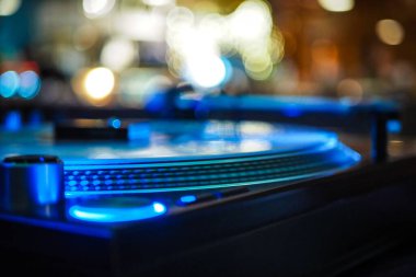Karanlık gece kulübünde DJ vinil çalgıcıları, dans kulübünde parti