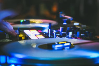 Karanlık gece kulübünde DJ vinil çalgıcıları, dans kulübünde parti