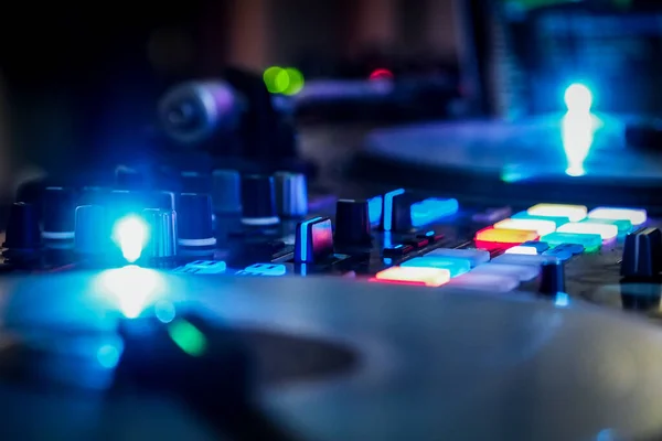 DJ vinylspelare i mörk nattklubb, fest i dansklubben — Stockfoto