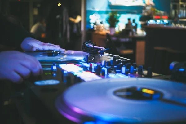 DJ vinylspelers in donkere nachtclub, feest in de dansclub — Stockfoto