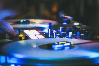 Karanlık gece kulübünde DJ vinil çalgıcıları, dans kulübünde parti
