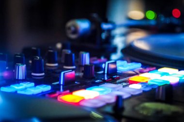 Karanlık gece kulübünde DJ vinil çalgıcıları, dans kulübünde parti