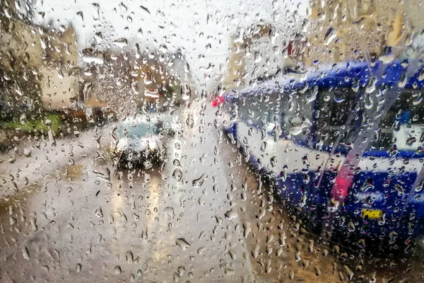 Крупный План Дождевых Капель Мокром Стеклянном Окне Трамвая Вид Улицу — стоковое фото