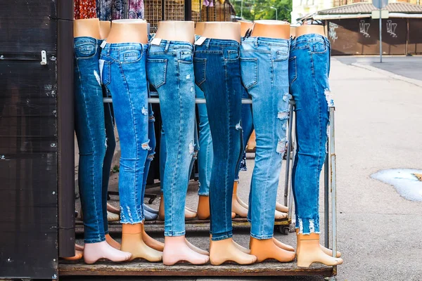Nogi Kobiet Manekiny Ubrane Różne Dżinsy Plenerze Rynku Moda — Zdjęcie stockowe