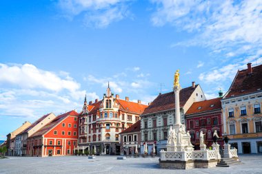 Slovenya 'nın Maribor Meydanı' ndaki Belediye ve Veba Anıtı, eski şehir