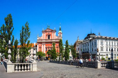 Ljublana, Slovenya ve Avrupa 'daki Lublanica Nehri üzerindeki Annunciation Kilisesi ve üçlü köprü