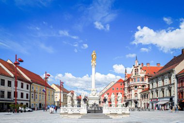 Maribor şehrindeki ana meydan, binalar ve veba sütunları, Slovenya, Avrupa.