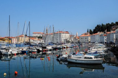 Slovenya 'nın limanında güzel eski binaları ve tekneleri olan Piran şehrinin manzarası