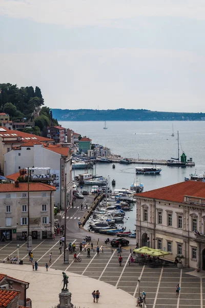 Schöne Luftaufnahme der Stadt Piran mit Tartini Hauptplatz, alten Gebäuden mit roten Dächern und Adria in Slowenien. Vertikales Foto — Stockfoto