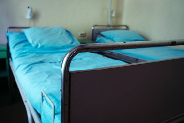 Eski boş hastane yatakları, karanlık hastane.