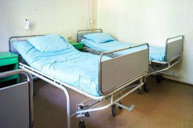 Eski boş hastane yatakları, karanlık hastane.