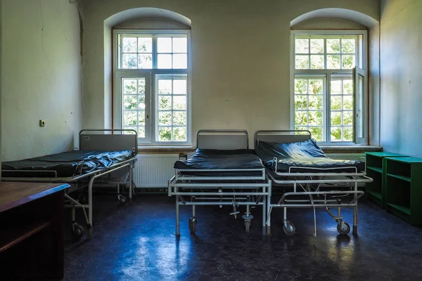 Old empty hospital beds, shady hospital — Stock Photo, Image