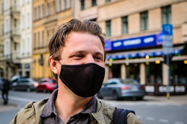Sokakta siyah maskeli yakışıklı genç bir Avrupalı var. Koronavirüsten korunmak için 35 yaşında erkek hasta solunum cihazına bağlanmış.