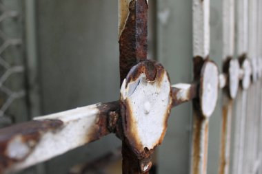 Çitin üzerindeki paslı metal bir çit Kirli bir çit Hasarlı bir çit