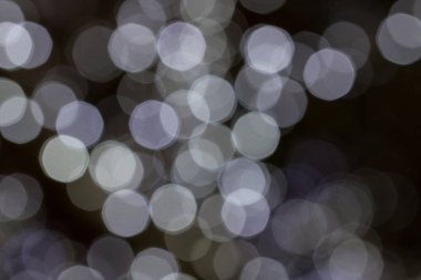 Siyah arka plan üzerine beyaz bokeh ışıklar