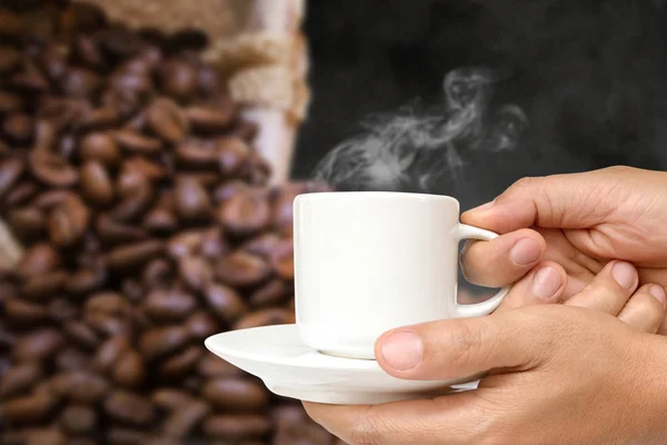 Hombre Mano Sosteniendo Taza Café Blanco Con Vapor Bebida Caliente —  Fotos de Stock