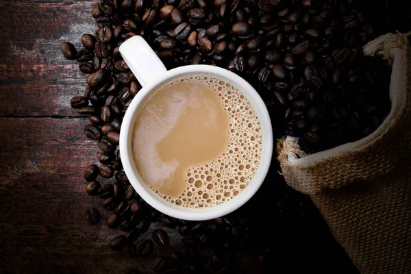 Taza Café Blanco Granos Café Saco Cáñamo Mesa Madera —  Fotos de Stock