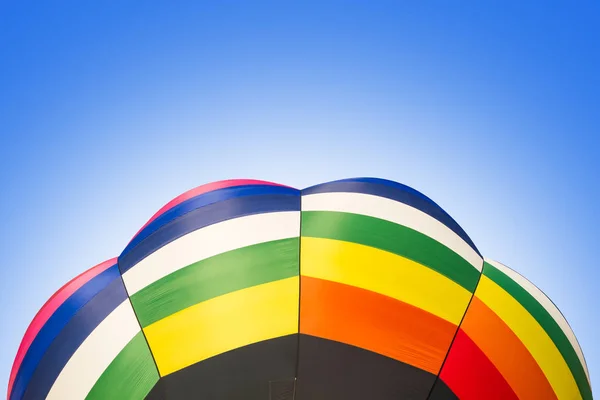 Bunte Heißluftballon Isoliert Auf Blauem Hintergrund — Stockfoto