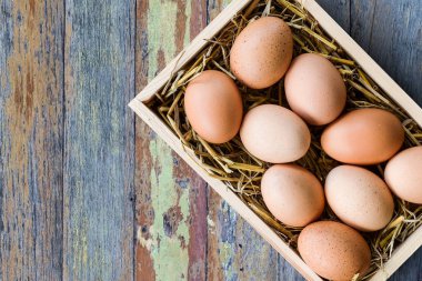 Tavuk yumurtası ahşap zemin ahşap kutusunda