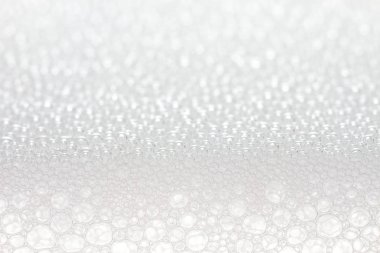 birçok küçük hava kabarcıkları berrak su