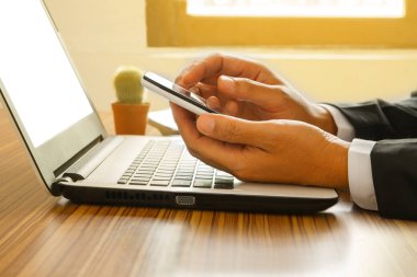 boş ekran üstünde okul sırası ile dizüstü bilgisayar kullanarak eller iş