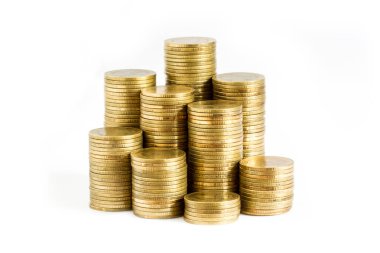 Beyaz bir arka plan üzerinde izole yığınları paralar