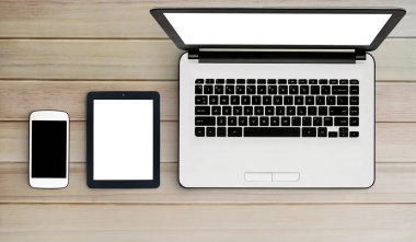 dizüstü bilgisayar, akıllı telefon ve tablet eski ahşap masa.