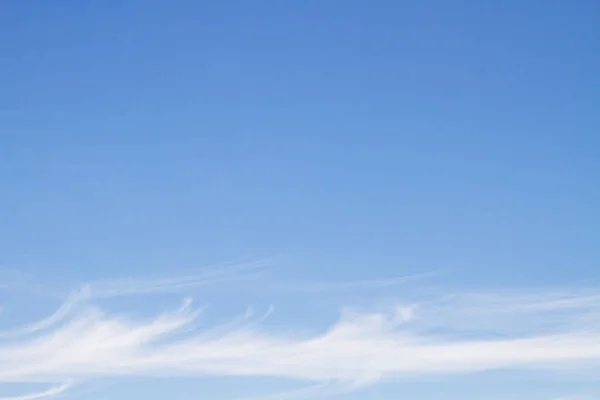 Ciel Bleu Avec Des Nuages Ligne Par Temps Clair — Photo