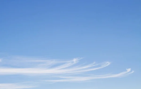 Ciel Bleu Avec Des Nuages Ligne Par Temps Clair — Photo