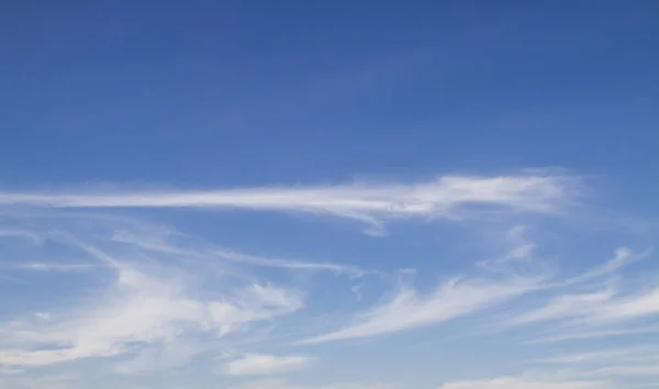 Cielo Azul Con Nubes Línea Día Claro — Foto de Stock