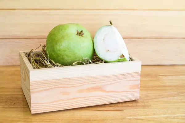 Goiaba Verde Fresco Una Scatola Legno — Foto Stock