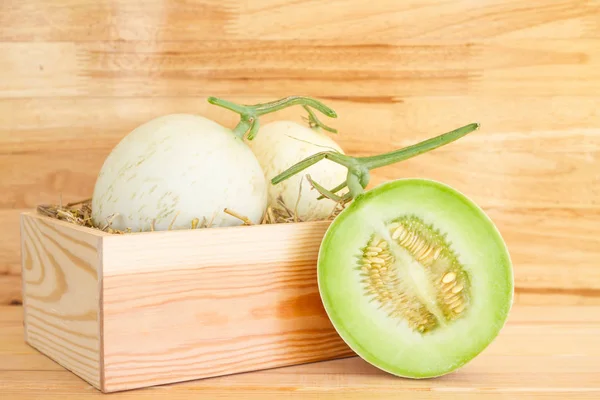 Melon Cantaloup Vert Dans Une Boîte Bois Sur Fond Bois — Photo