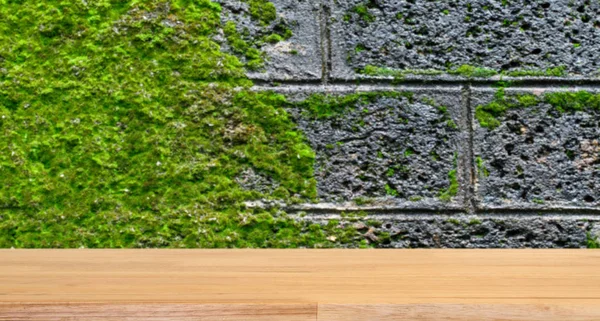 Leerer Holztisch Auf Beton Mit Moosbewachsenem Hintergrund Für Produktdisplay Montage — Stockfoto