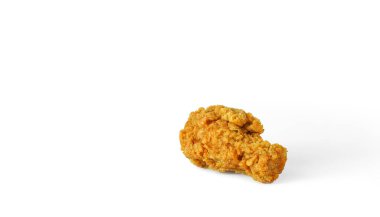 Kızarmış tavuk, kırpma yolu olan beyaz arkaplanda izole edilmiş.                                